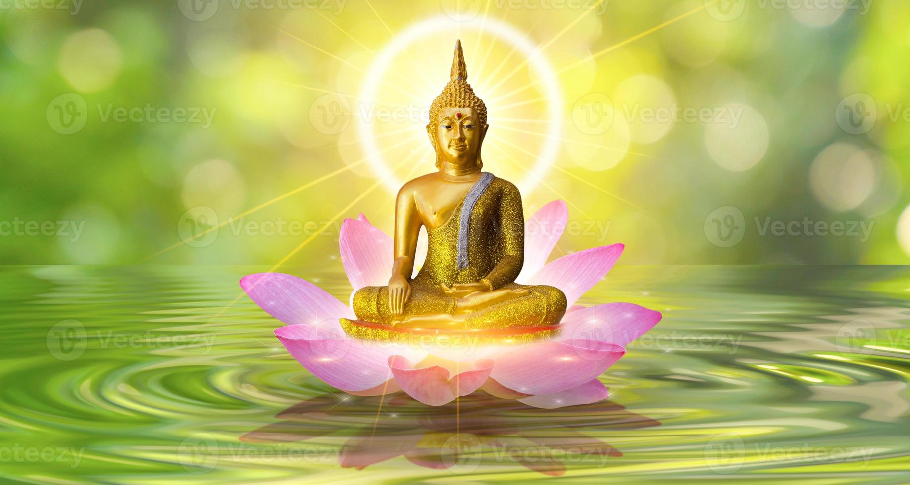 Buddha-Statue Wasser Lotus Buddha steht auf Lotusblume auf orangem Hintergrund foto