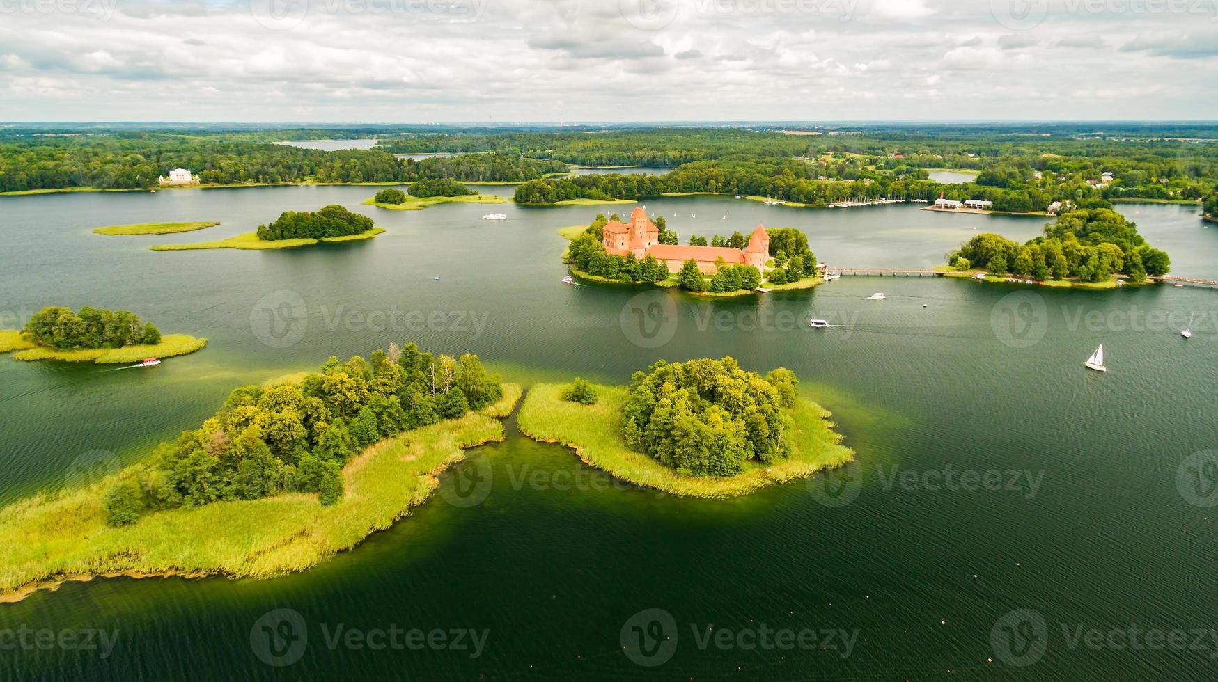 trakai burg mittelalterliche gotische inselburg, gelegen im galve see. schönes litauisches Wahrzeichen. Inselburg Trakai - beliebtes Touristenziel in Litauen foto