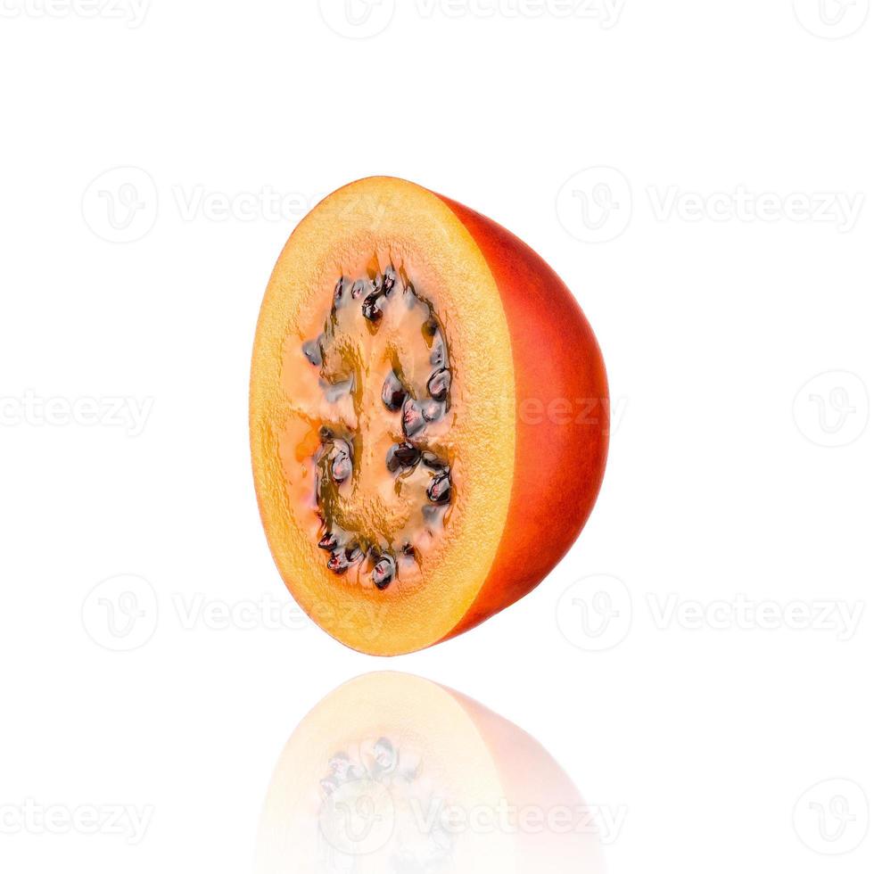 die Hälfte der Tamarillo-Frucht, Slice, isoliert auf weißem Hintergrund mit Schlagschatten. foto