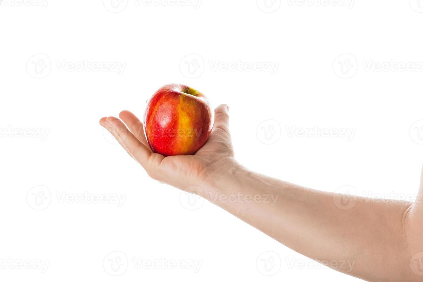 Mann, der einen roten Apfel in der Hand hält. isoliert auf weißem Hintergrund. foto