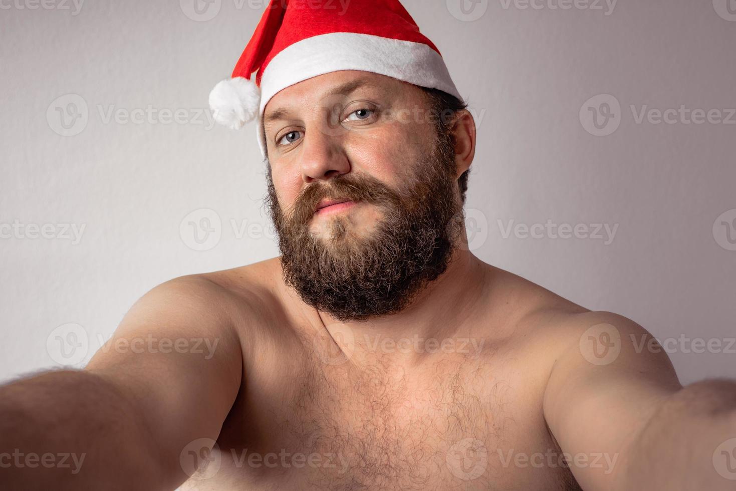 bärtiger halbnackter Weihnachtsmann foto