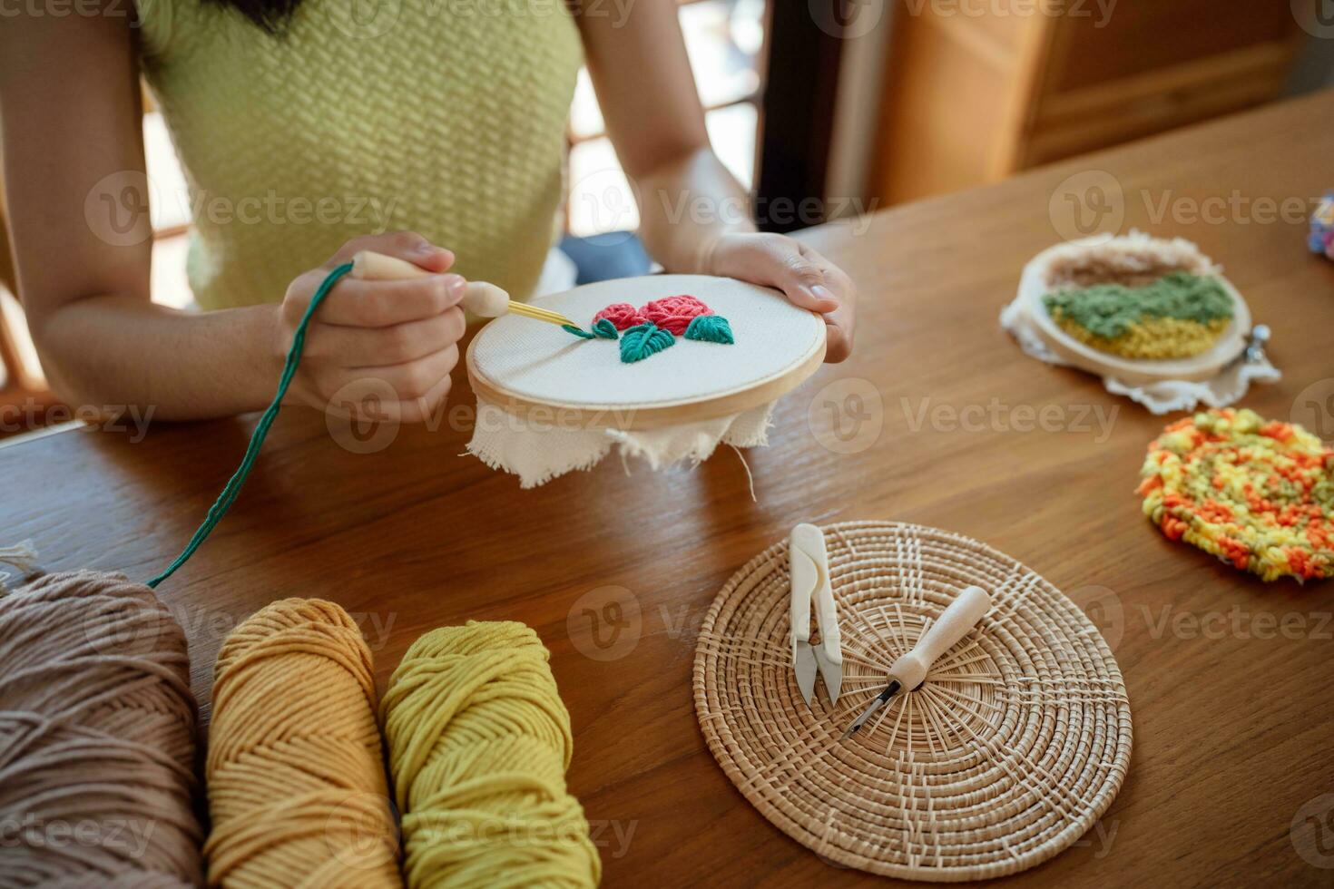 schlagen Nadel. asiatisch Frau Herstellung handgemacht Hobby Stricken im Studio Werkstatt. Designer Arbeitsplatz handgemacht Kunst Projekt DIY Stickerei Konzept. foto