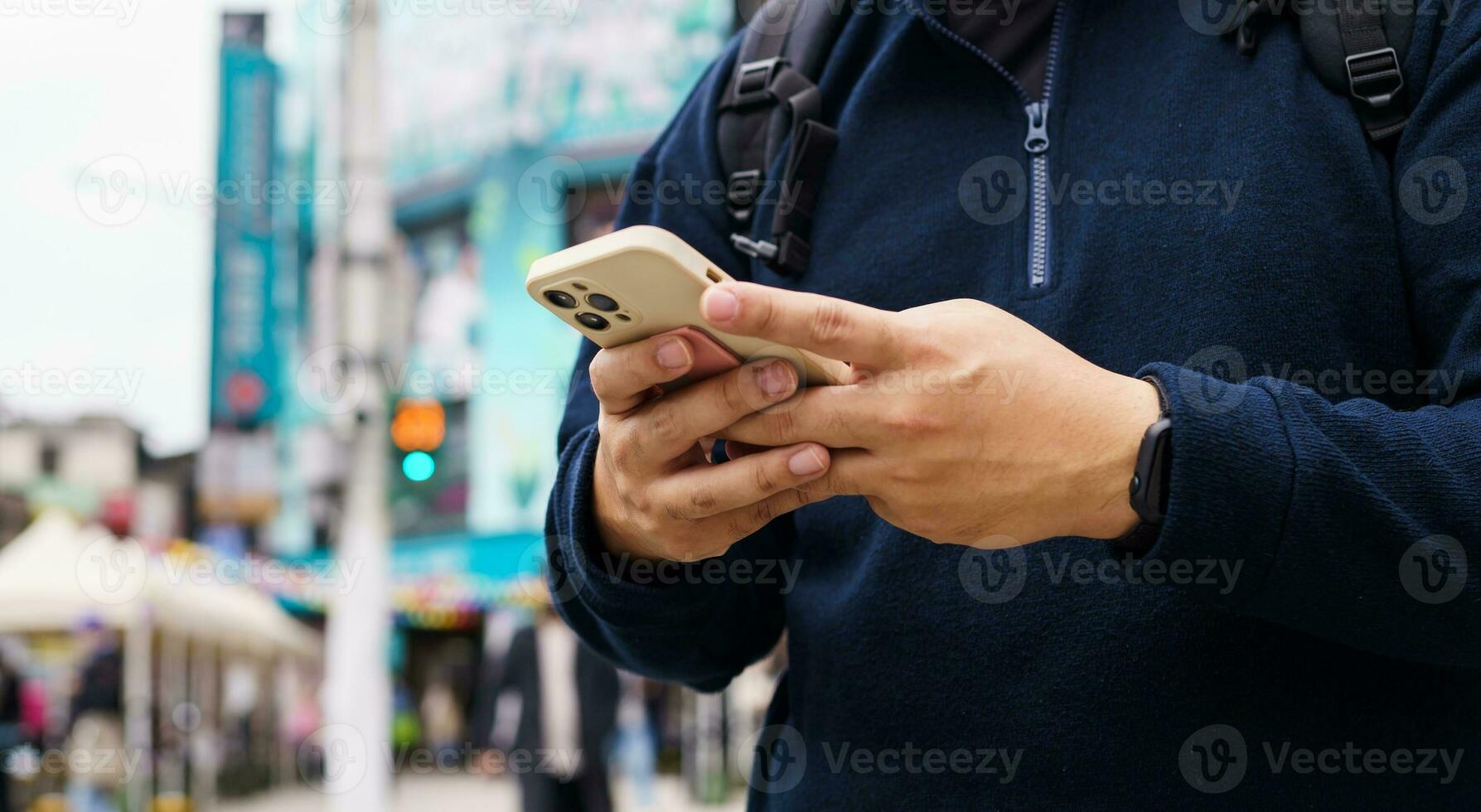 Mann im Innenstadt Stadt Straße Bestellung Taxi mit Clever Telefon App Buchung Taxi mit Anwendung online auf Clever Telefon foto