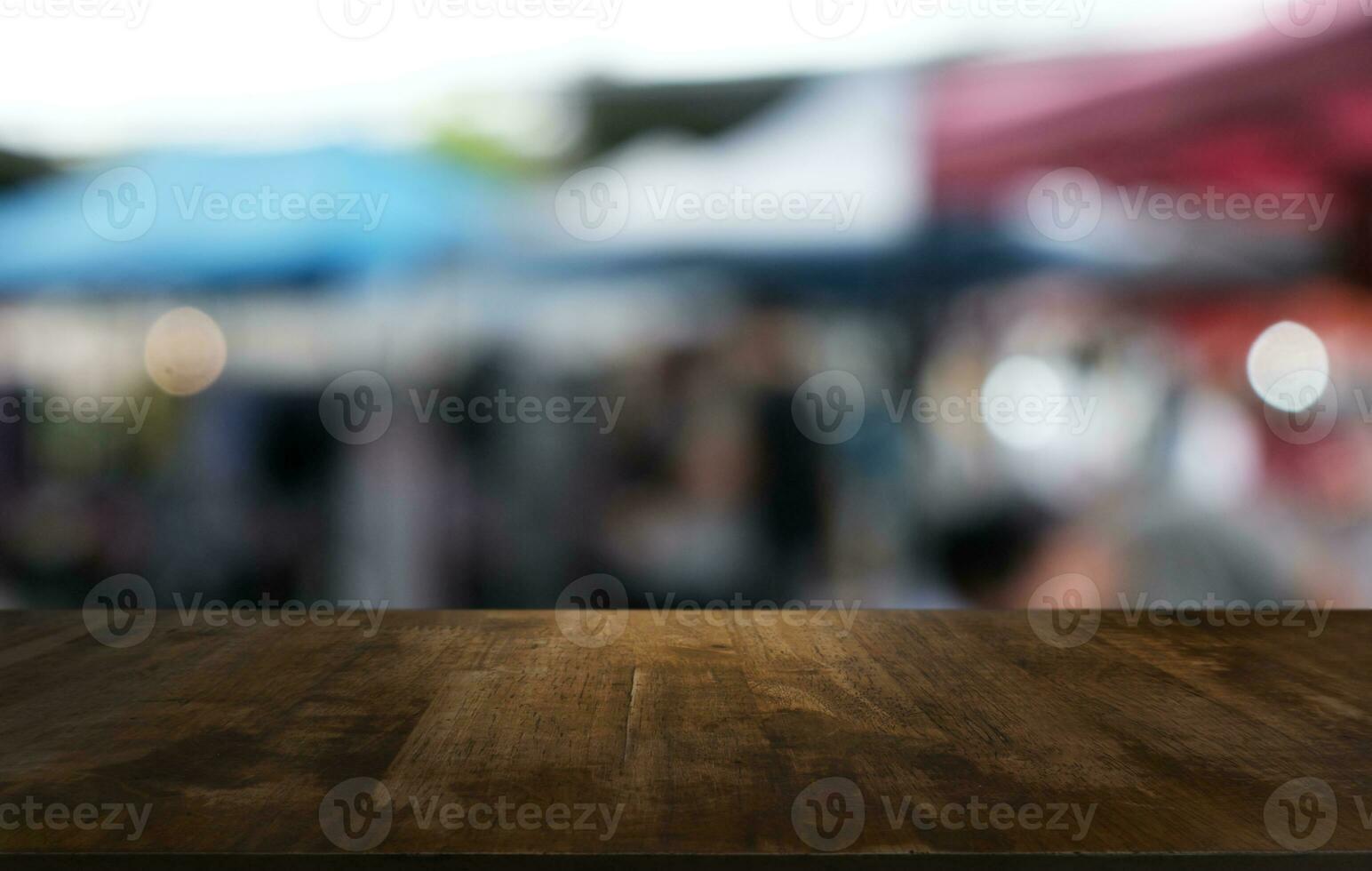 leeren dunkel hölzern Tabelle im Vorderseite von abstrakt verschwommen Bokeh Hintergrund von Restaurant . können Sein benutzt zum Anzeige oder Montage Ihre Produkte.mock oben zum Raum. foto