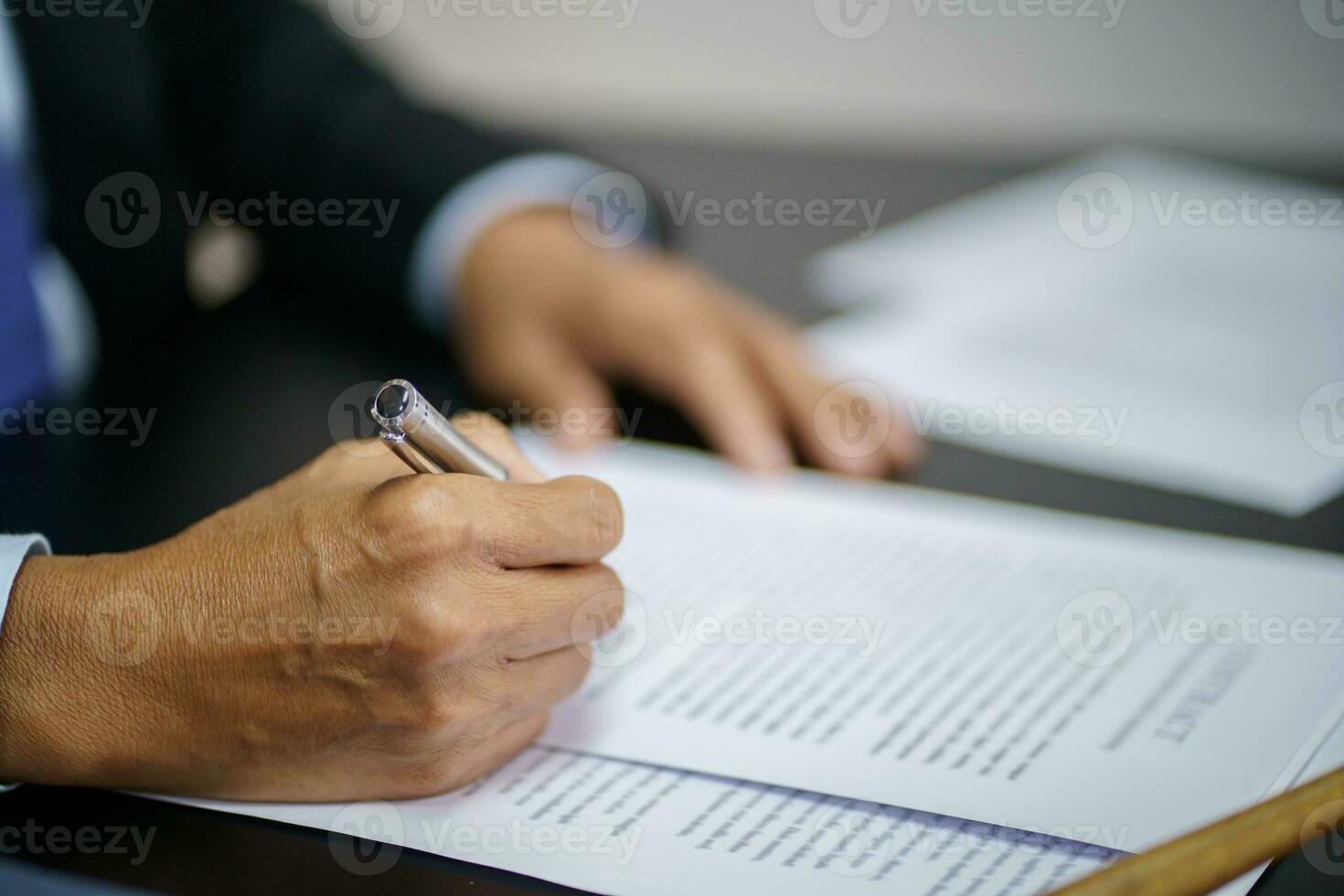 Legal Counsel legt dem Mandanten einen unterschriebenen Vertrag mit Hammer und Legal Law vor. Justiz- und Anwaltskonzept foto