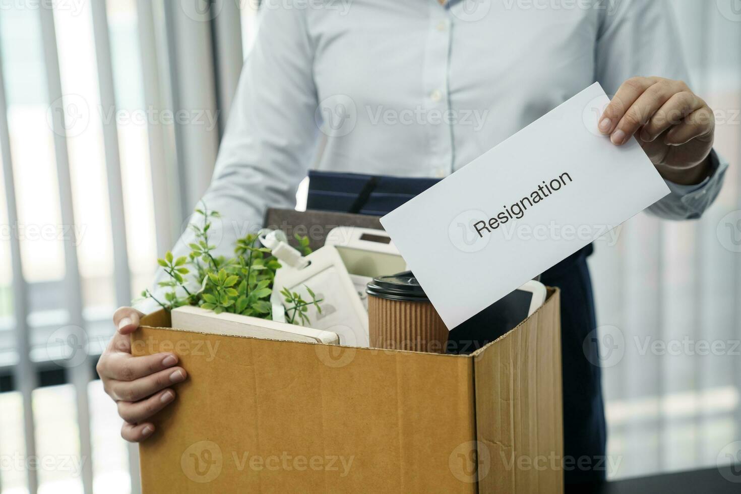 Geschäft Frau Senden Rücktritt Brief und Verpackung Zeug zurücktreten drücken oder Tragen Geschäft Karton Box durch Schreibtisch im Büro. Veränderung von Job oder gefeuert von Unternehmen. foto