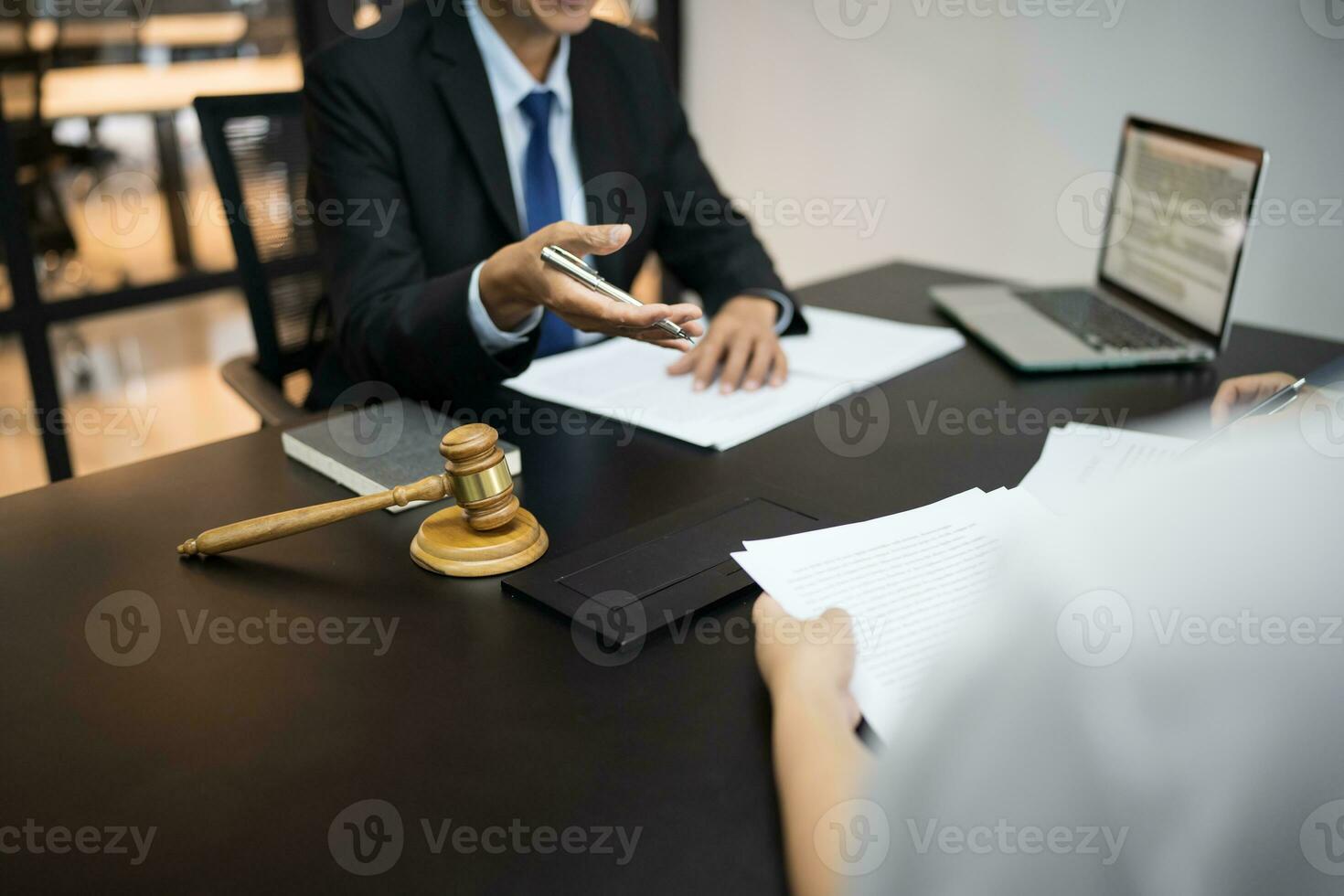 Legal Counsel legt dem Mandanten einen unterschriebenen Vertrag mit Hammer und Legal Law vor. Justiz- und Anwaltskonzept foto