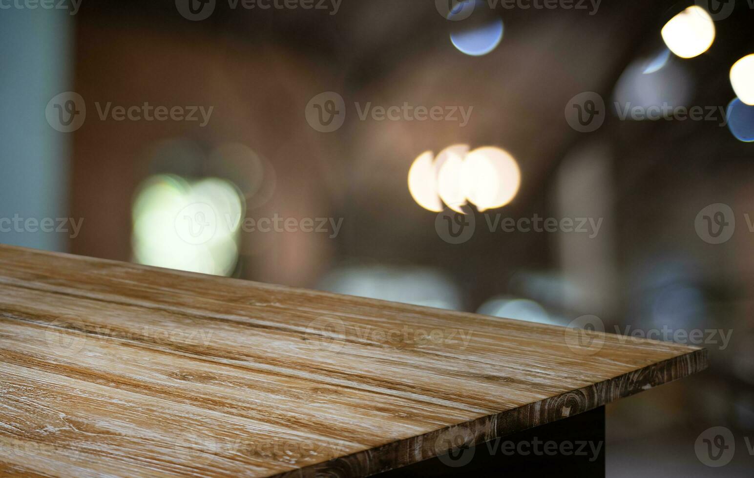 Holz Tabelle oben im verwischen Hintergrund Zimmer Innere mit leeren Kopieren Raum. foto