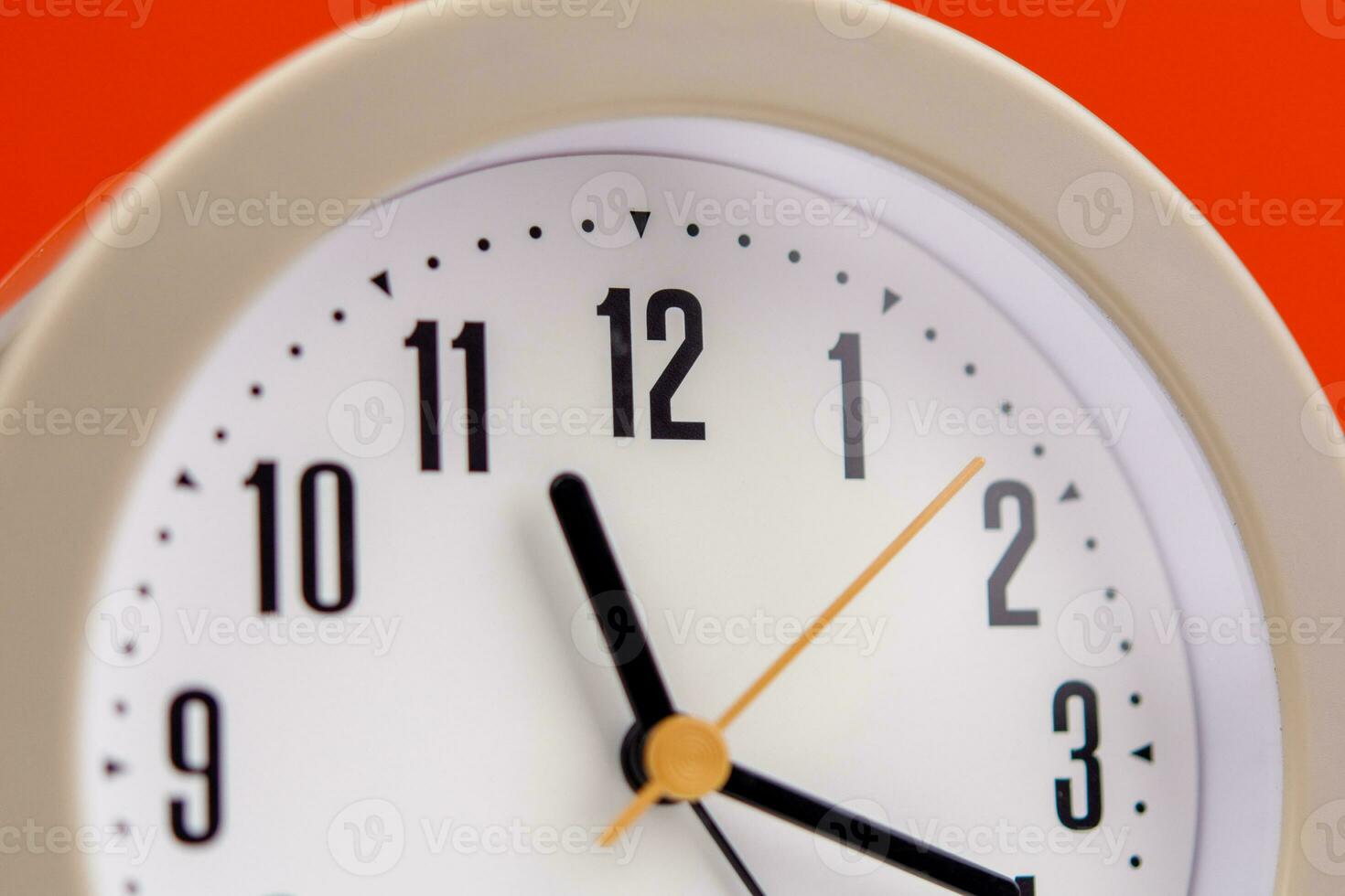 Alarm Uhr Zeit Strategie Arbeit planen mit Zeit. Orange Hintergrund. Arbeiten mit Zeit. Pünktlichkeit. behalten Zeit. Wert Zeit Konzept. foto