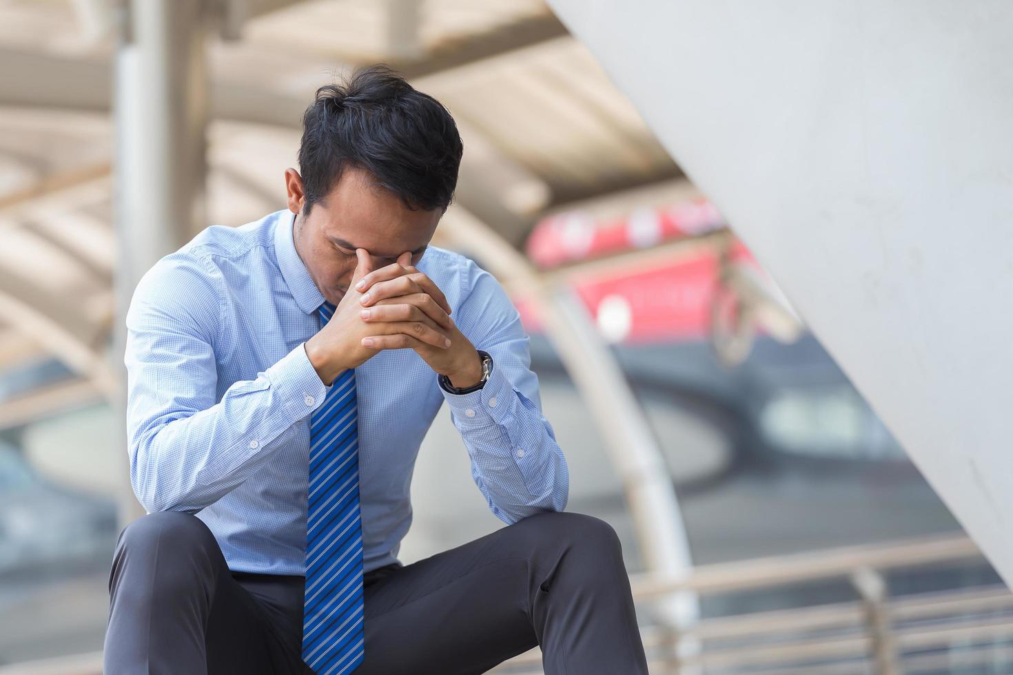 Geschäftsmann gestresst mit der Arbeit foto