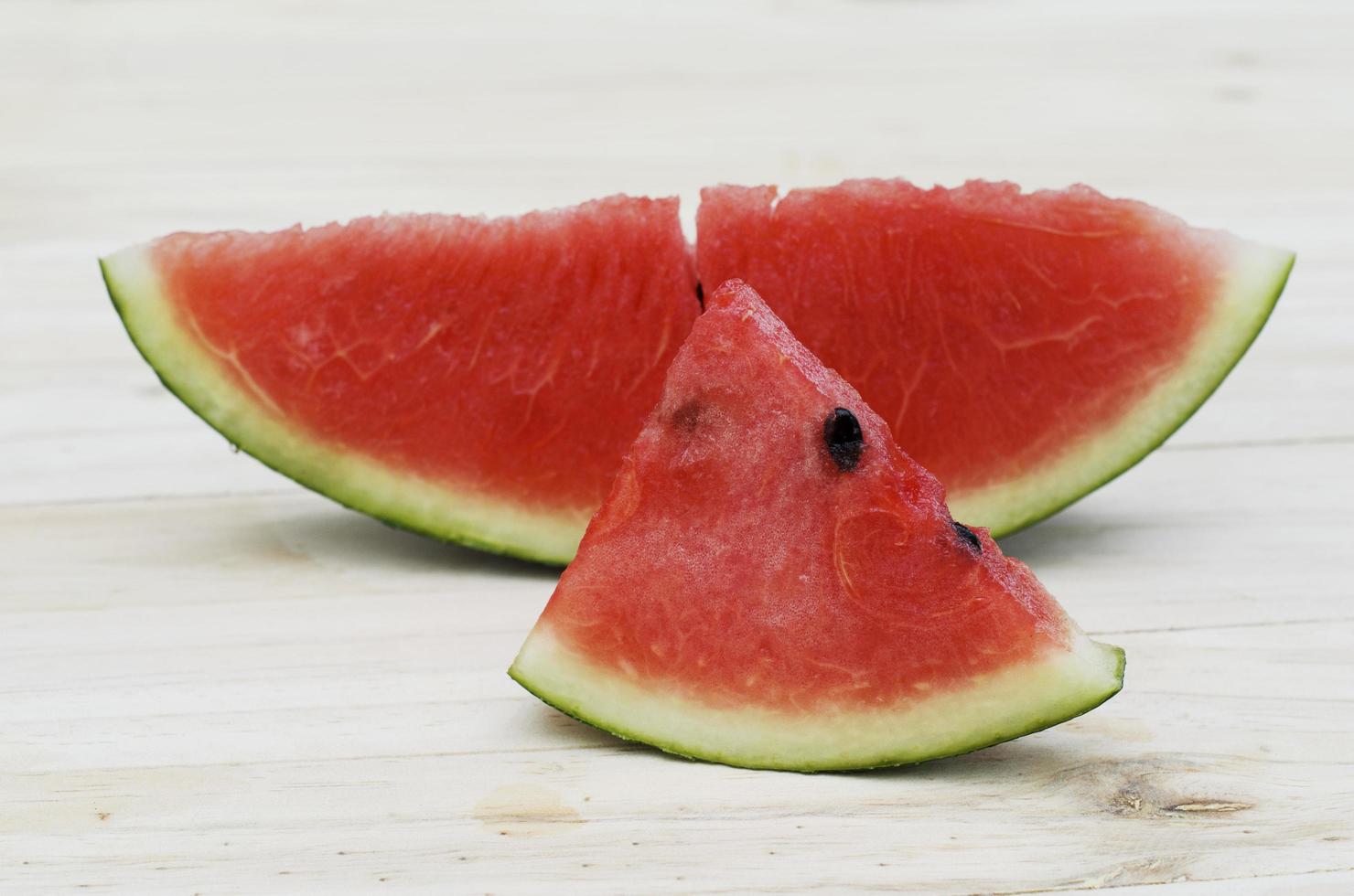 köstliche Wassermelone auf Holztischhintergründen foto