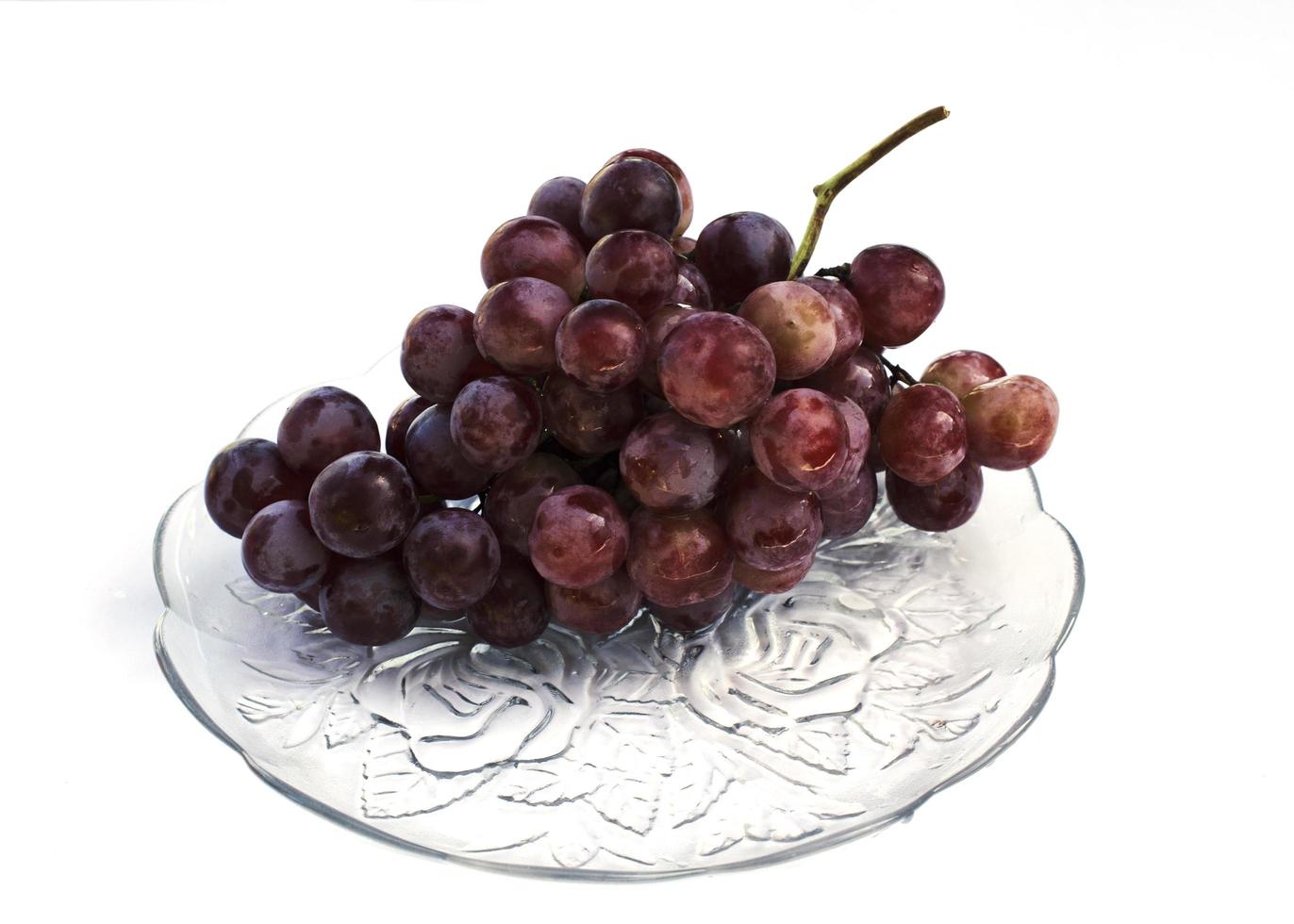 rote Traubenfrüchte isoliert auf weißem Hintergrund foto