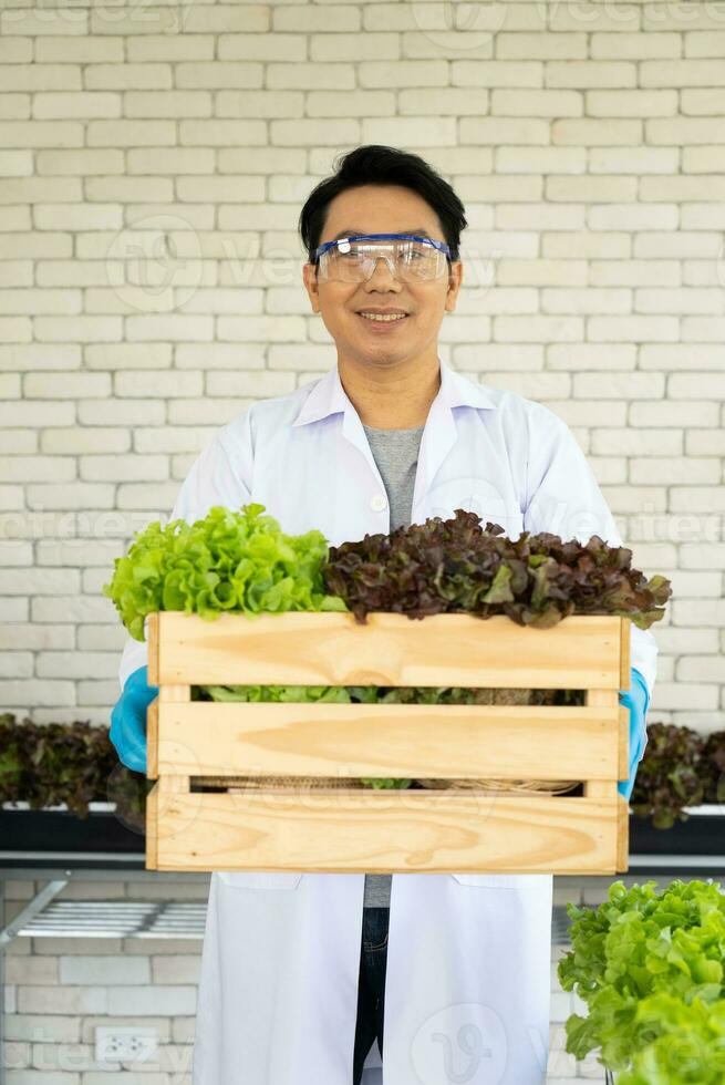 asiatisch Wissenschaftler tun Experiment im Landwirtschaft Labor zu entwickeln genetisch Änderung Pflanzen foto