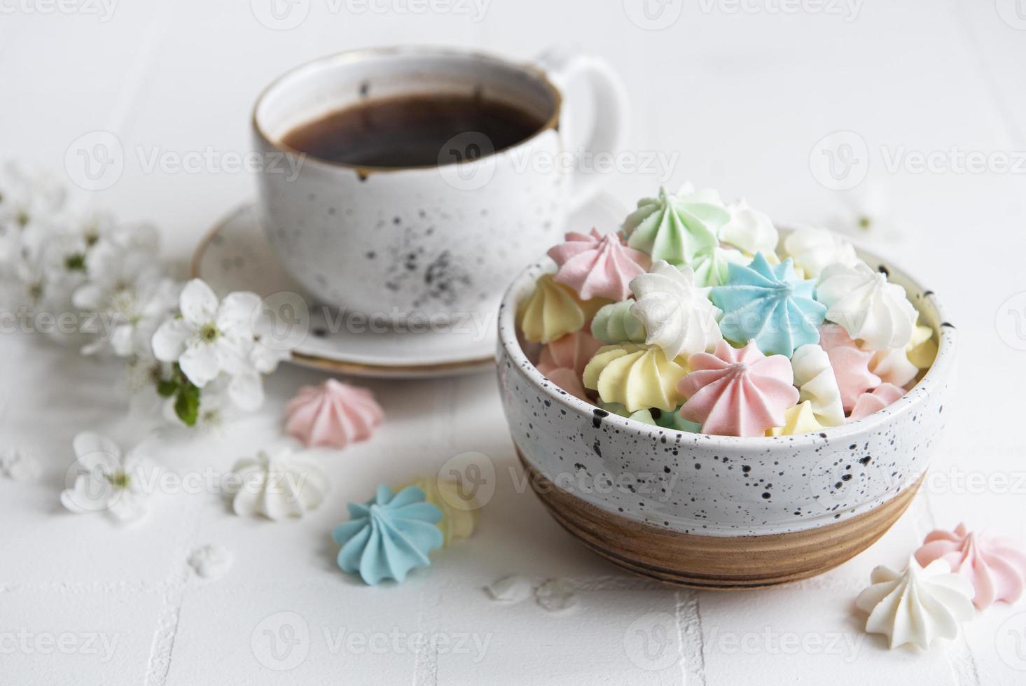 Tasse mit Kaffee und kleinen Baisers foto