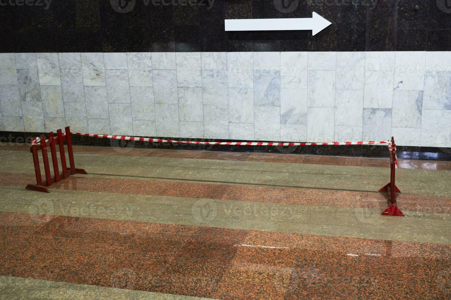 Pfeil richtig gegen von Marmor Mauer im U-Bahn. foto