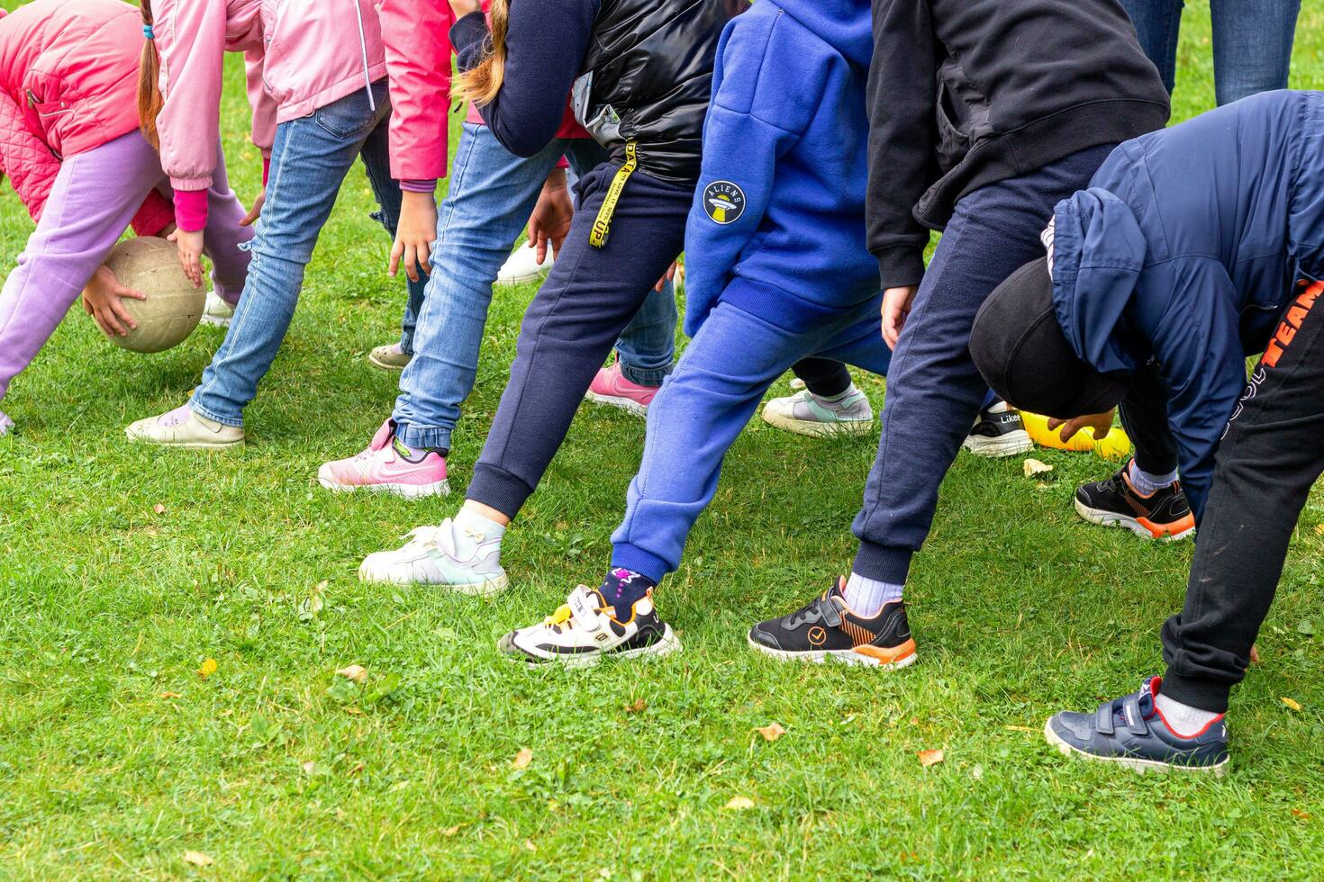 Kinder spielen ein Sport Spiel mit ein Ball. foto