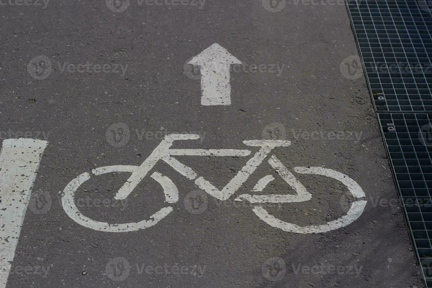 Zeichen auf Pflaster Fahrrad Weiß Farbe Pfeil foto