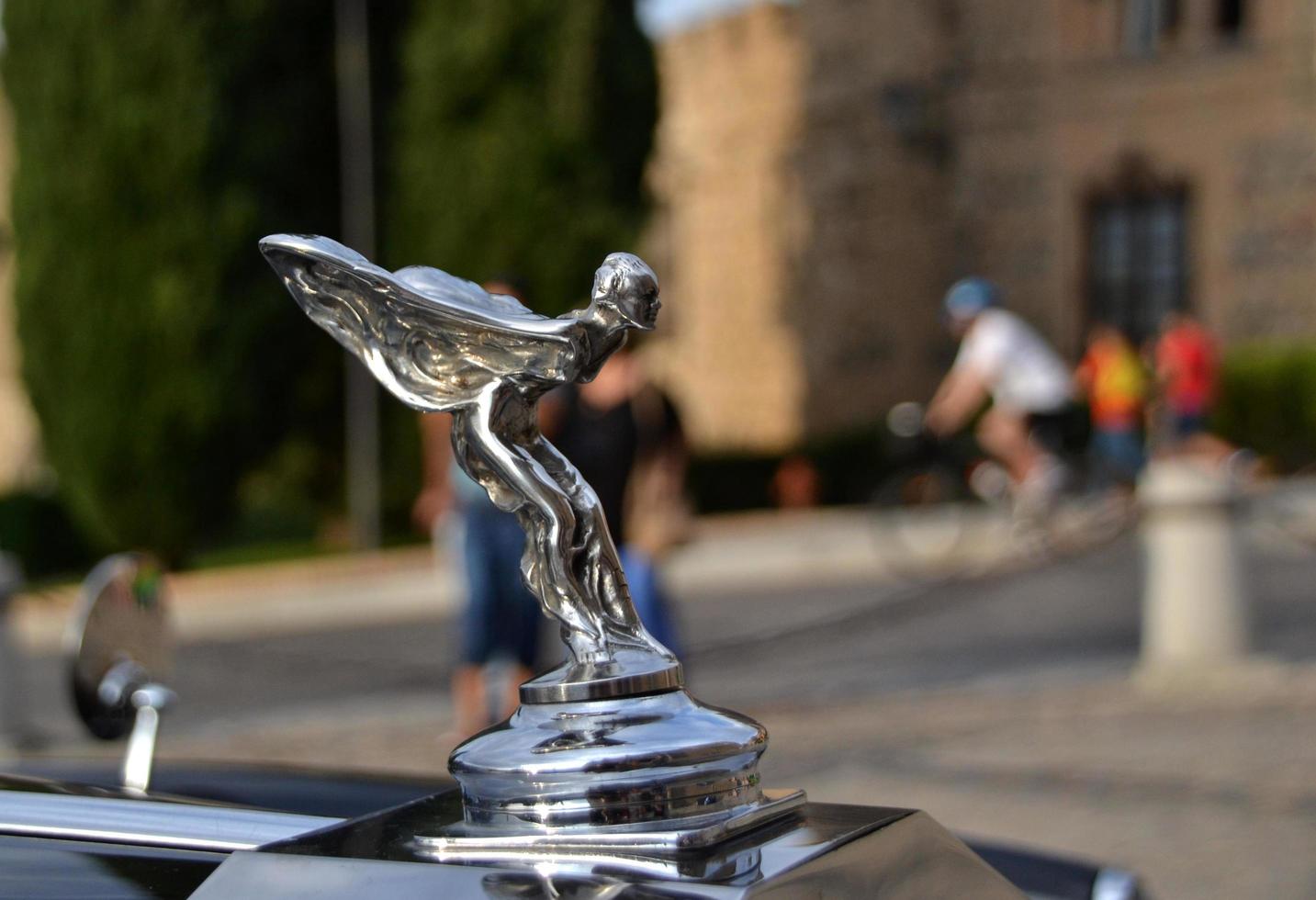 Autoemblem mit der Figur einer Frau mit Flügeln in Startposition zum Fliegen foto