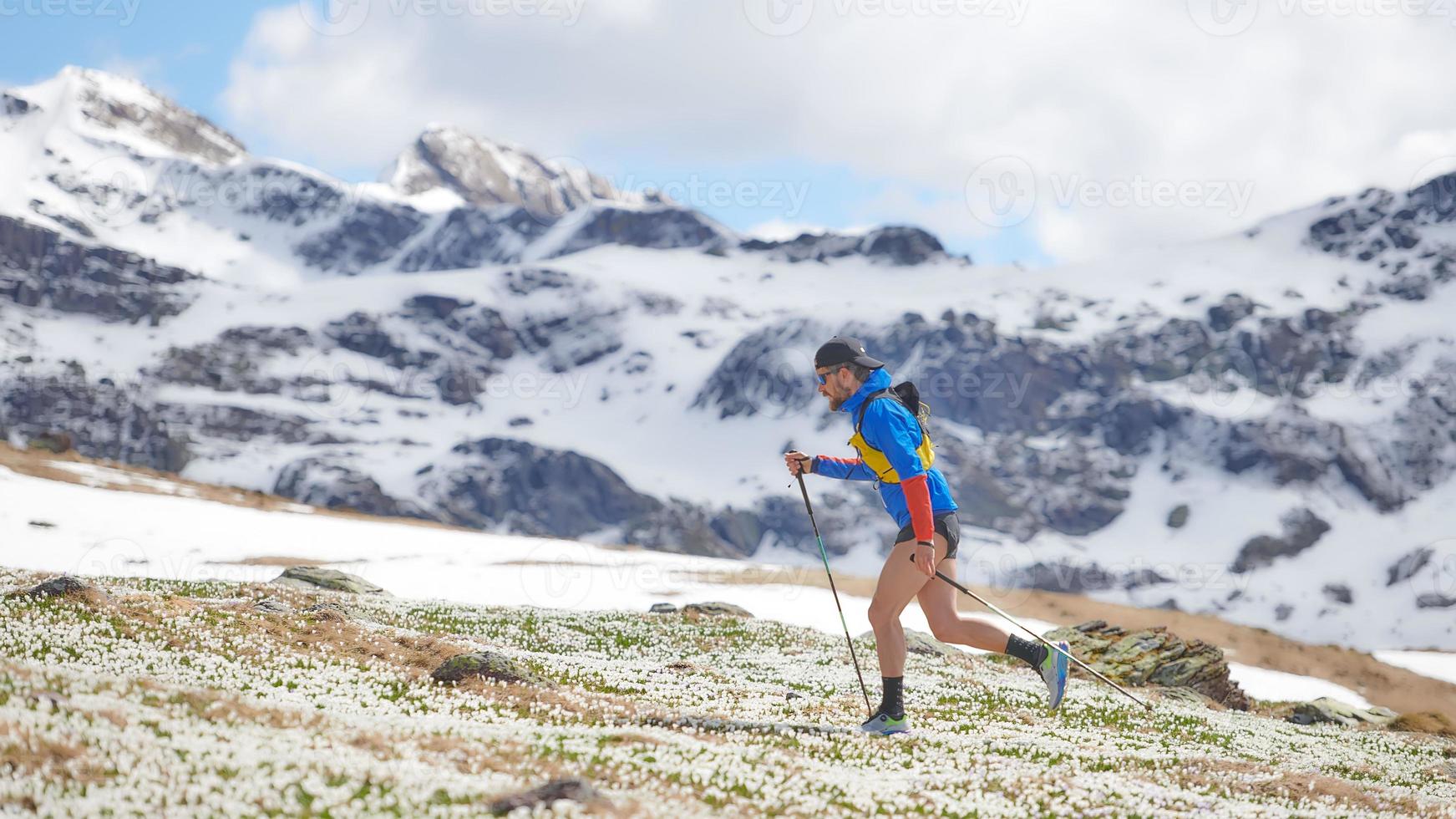 Nordic Walking in den Bergen im Frühling foto