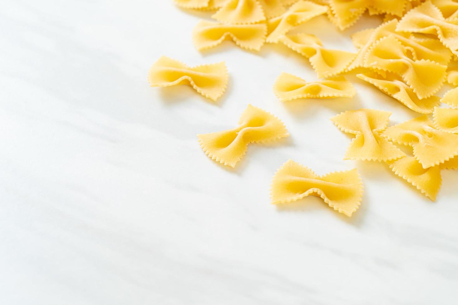 trockene, ungekochte Farfalle-Nudeln foto