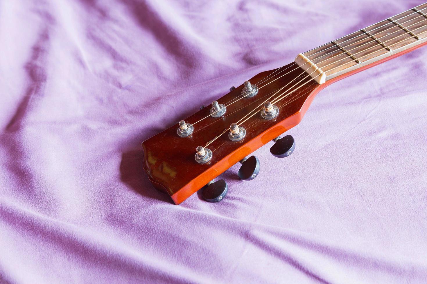 klassische Gitarre auf dem Sofa foto