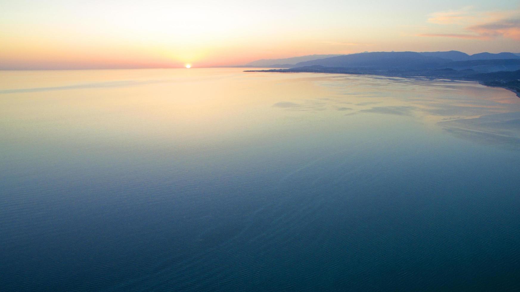 Luftaufnahme der Seelandschaft bei Sonnenuntergang foto