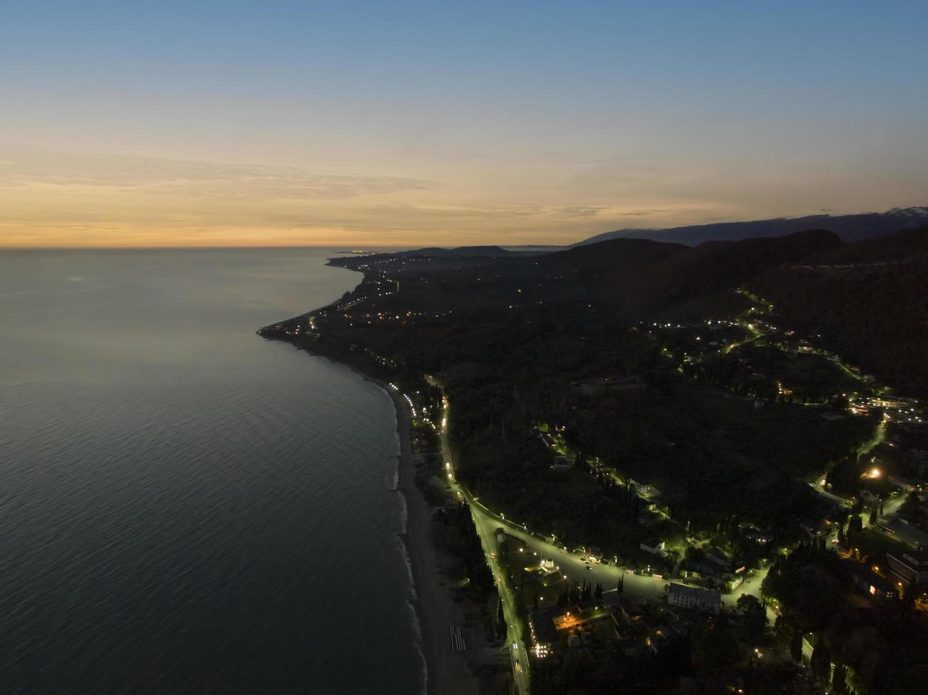 Luftaufnahme der Seelandschaft bei Sonnenuntergang foto