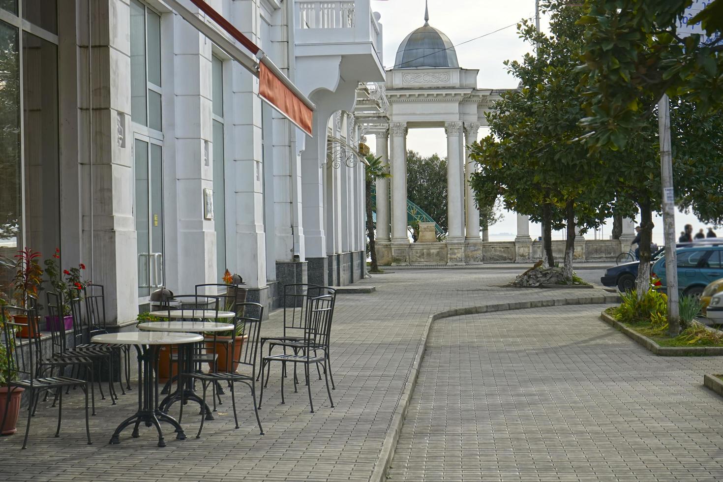 Stadtlandschaft mit Blick auf die Straße in der Nähe des Damms sukhumi foto