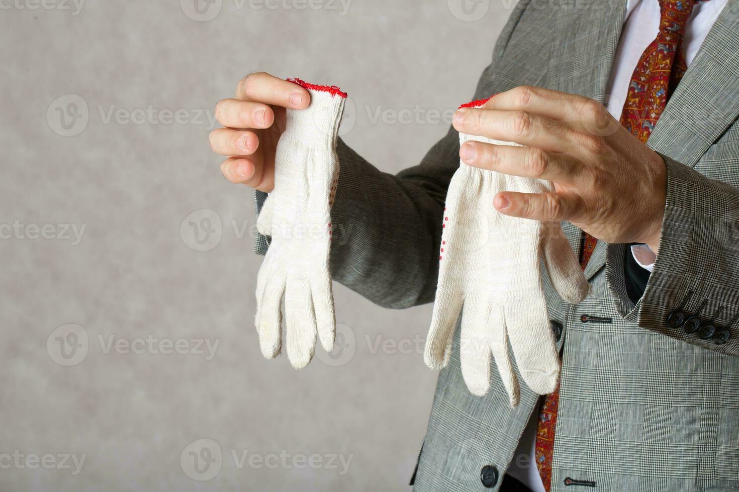 Gartenarbeit Handschuhe im das Hände von ein Mann foto