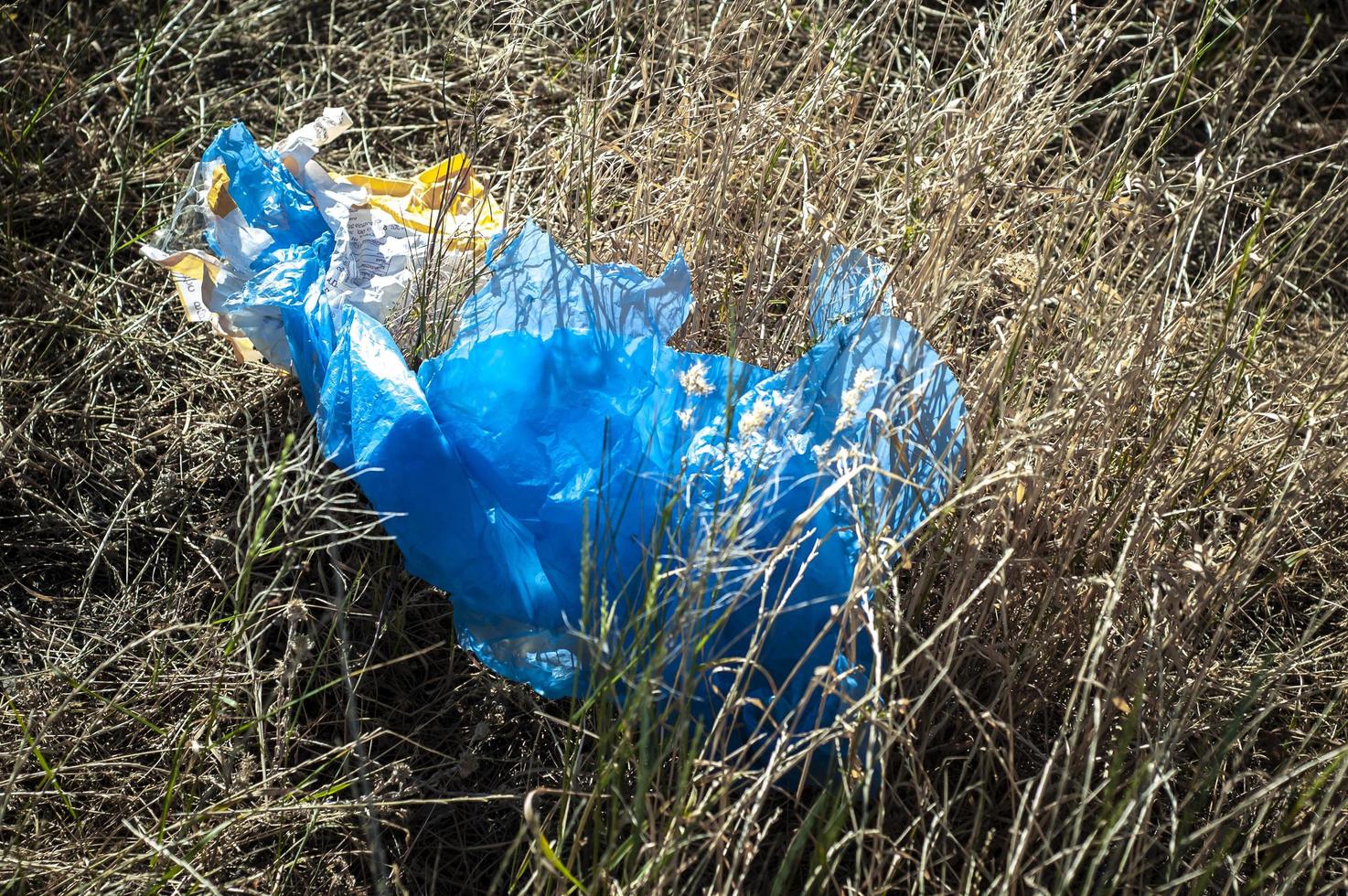 blaue Plastiktüte auf dem Boden. foto