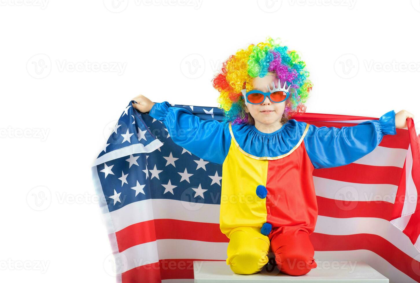Junge gekleidet im das Kostüm von ein Clown mit amerikanisch Flagge. foto