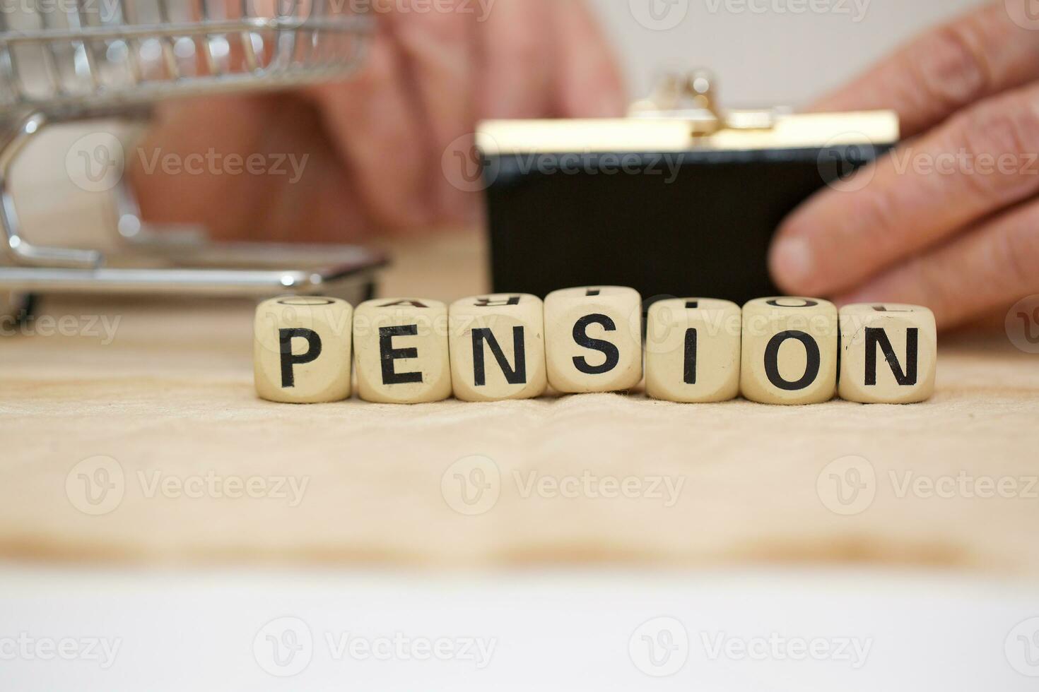 Wort die Pension erledigt von hölzern gemacht Briefe foto