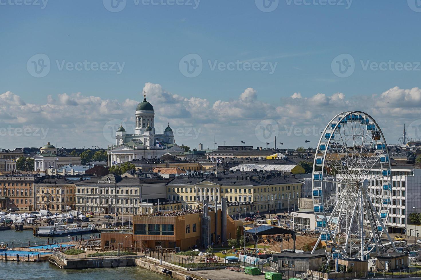 Pier, Riesenrad und Kathedrale der Diözese Helsinki, Finnland foto