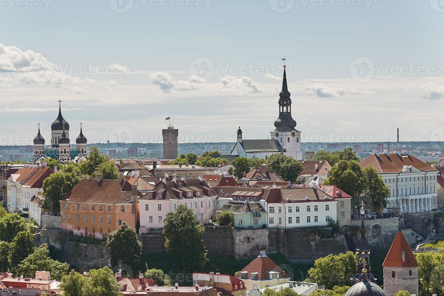 Blick auf die Mauer um das Zentrum der Stadt Tallinn in Estland foto