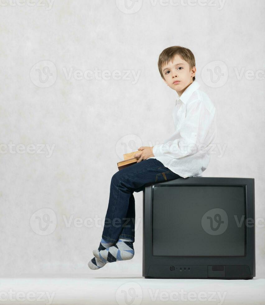Junge und ein alt Fernseher. kostenlos Raum zum ein Text. foto