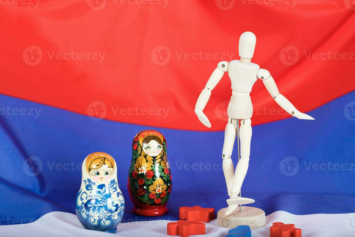 hölzern Zahlen, Russisch Matroschka und hölzern Dummy Figuren auf Russisch Flagge. foto