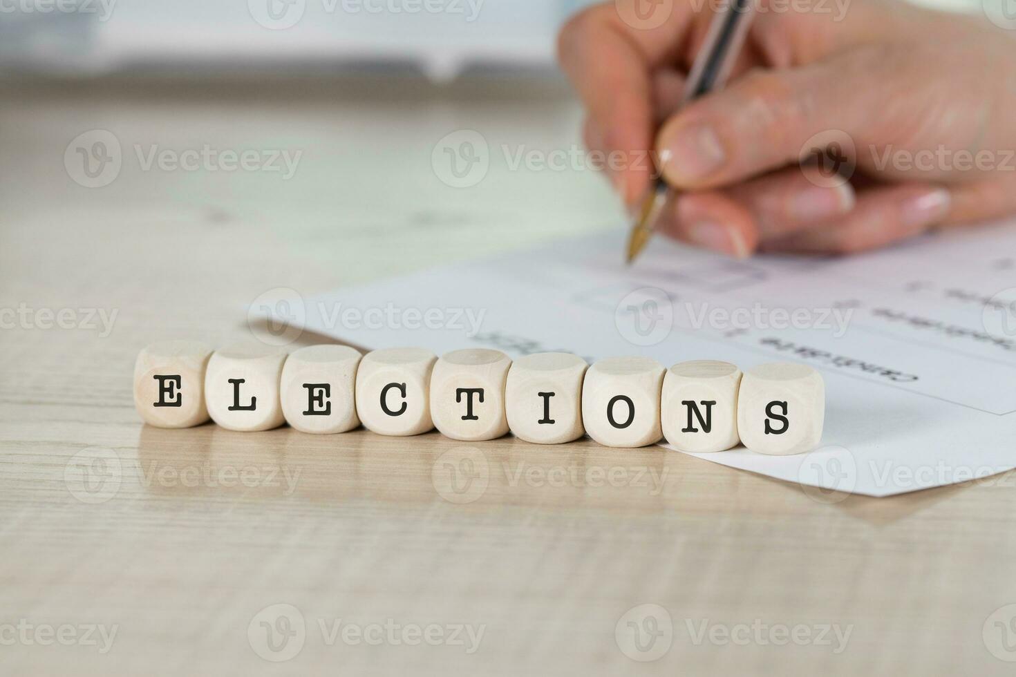 Wort Wahlen zusammengesetzt von hölzern Briefe. foto