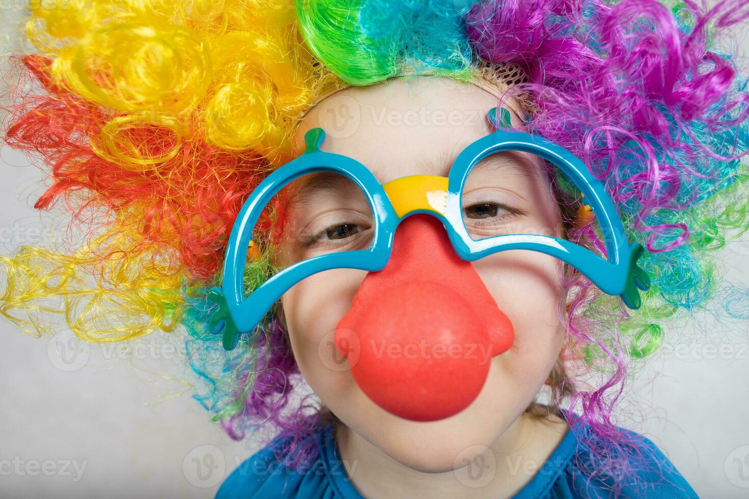 Junge von fünf Jahre gekleidet im das Kostüm von ein Clown und komisch Brille mit rot Nase. foto