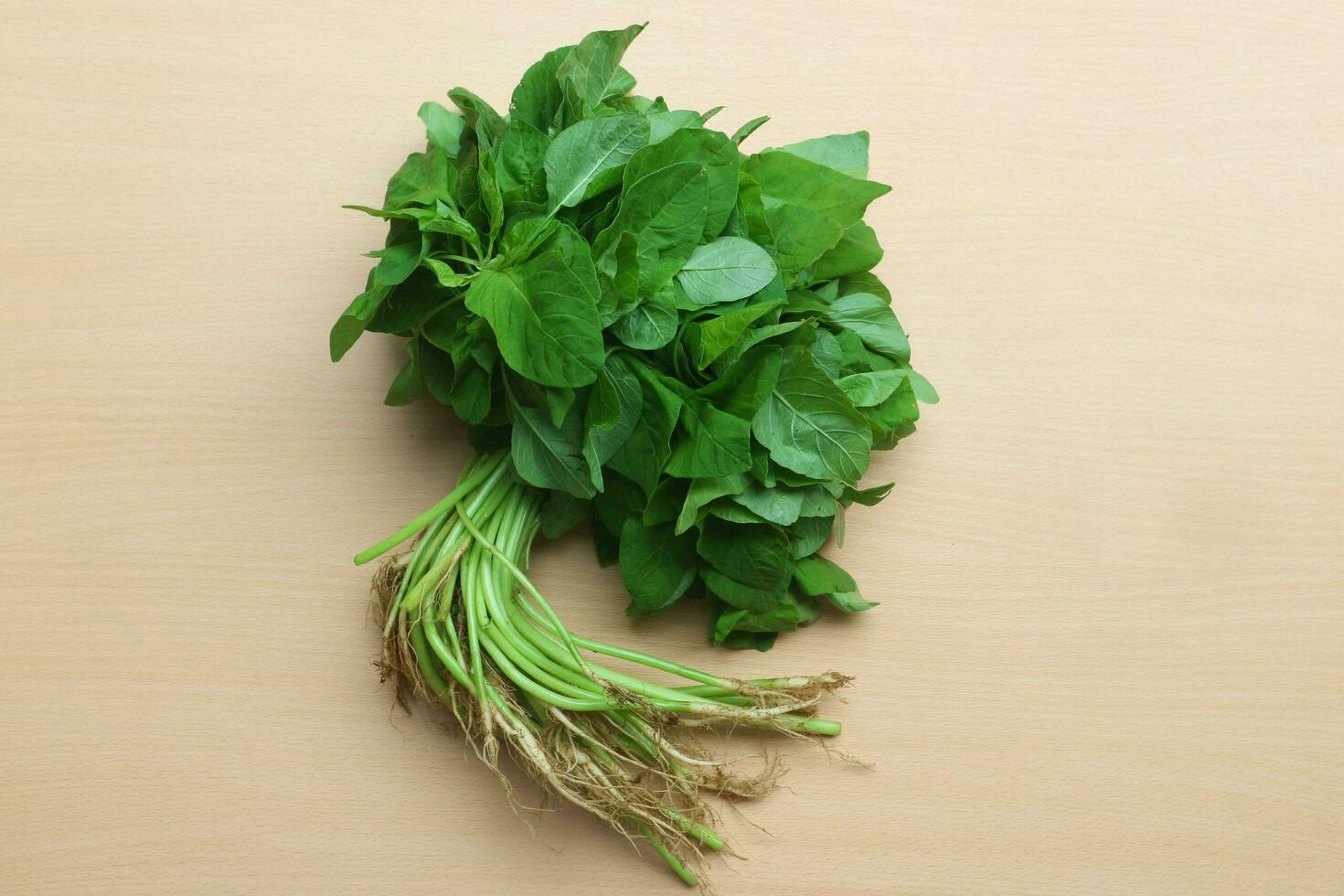 Spinat, frisch Grün Spinat isoliert auf hölzern Hintergrund foto