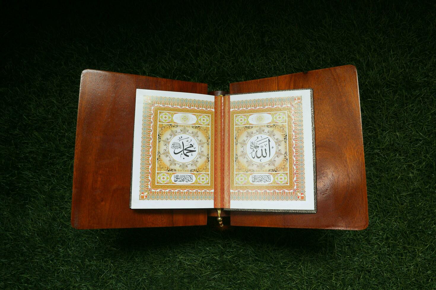 Muslim heilig Buch al-Koran im das Moschee, Koran auf ein hölzern Tafel mit Gras Hintergrund foto