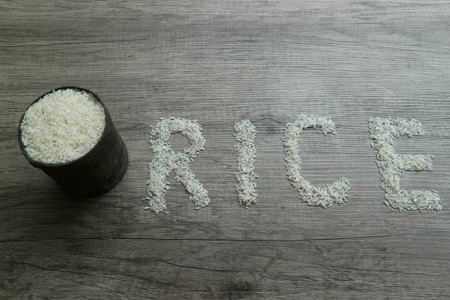 Reis, Reis Körner bilden Reis Beschriftung auf das hölzern Hintergrund foto