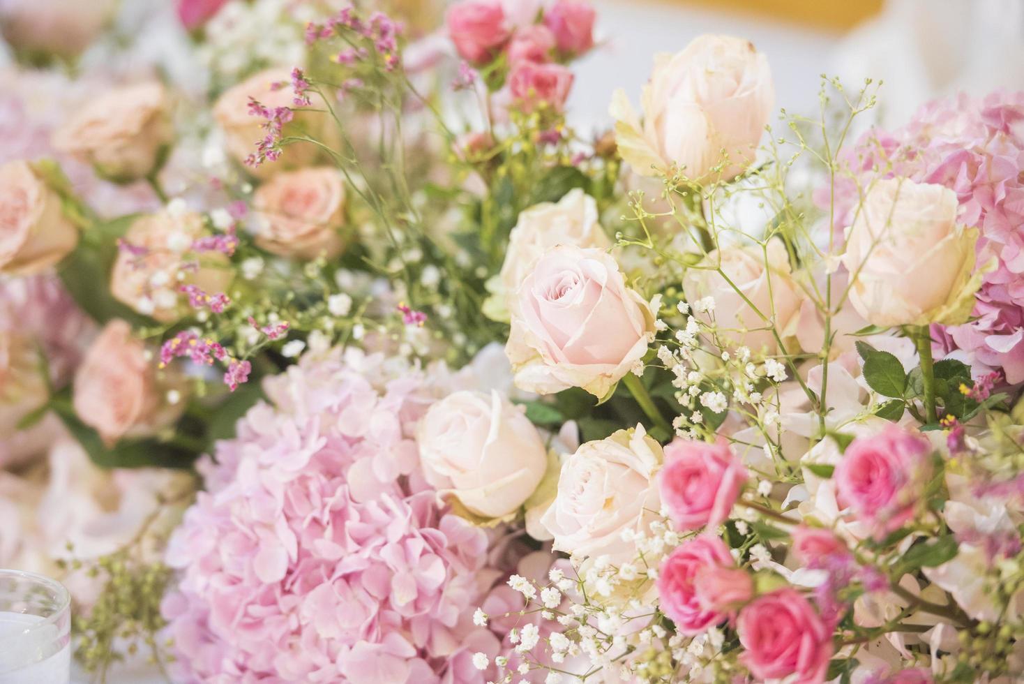 Hochzeitskulisse mit Blumen- und Hochzeitsdekoration foto