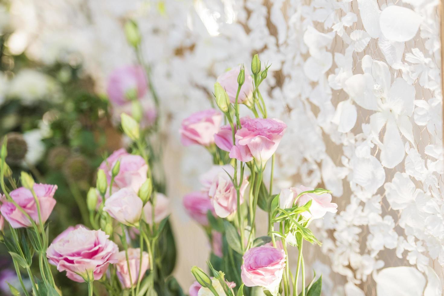 Hochzeitskulisse mit Blumen- und Hochzeitsdekoration foto