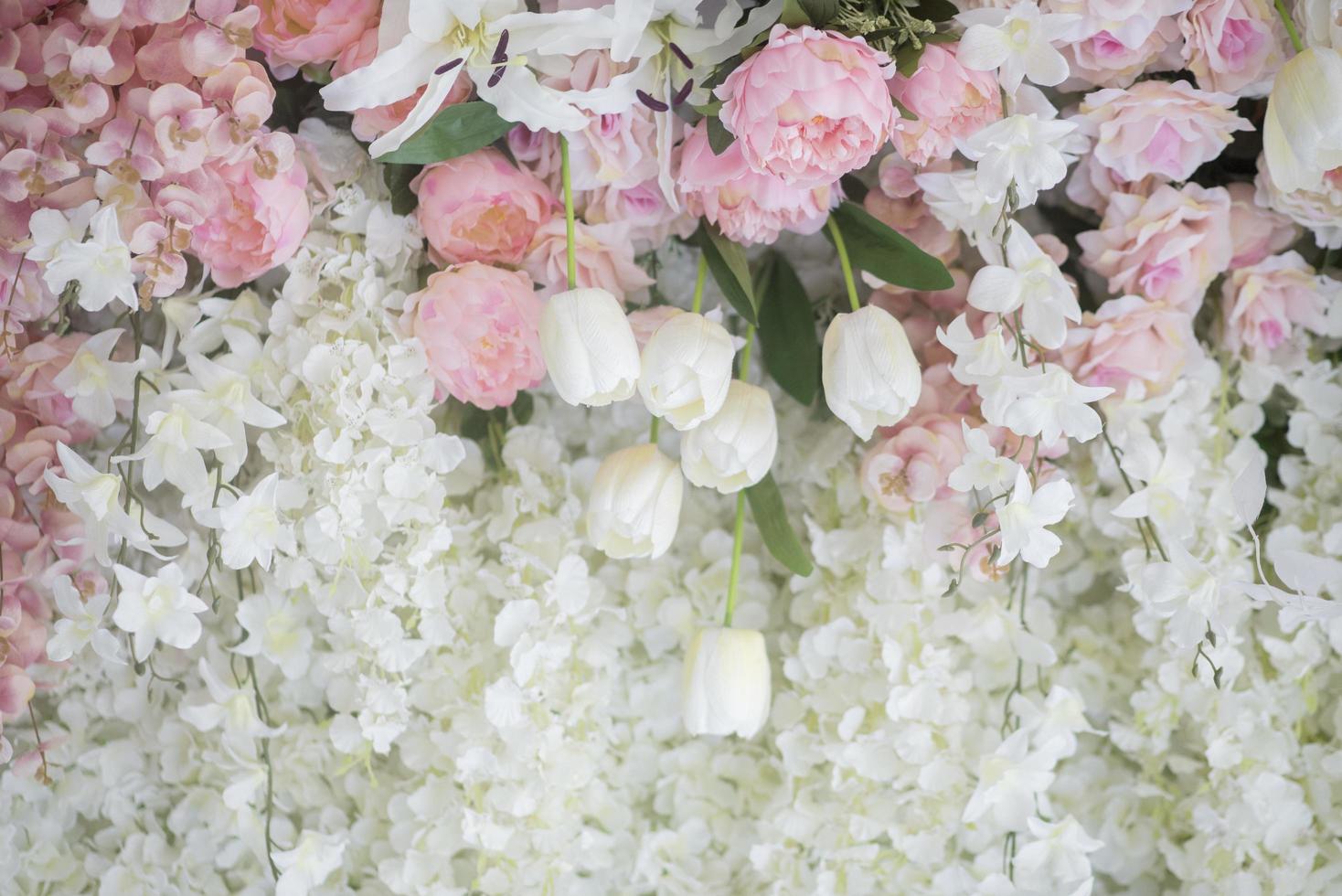 Hochzeitskulisse mit Blumen- und Hochzeitsdekoration foto