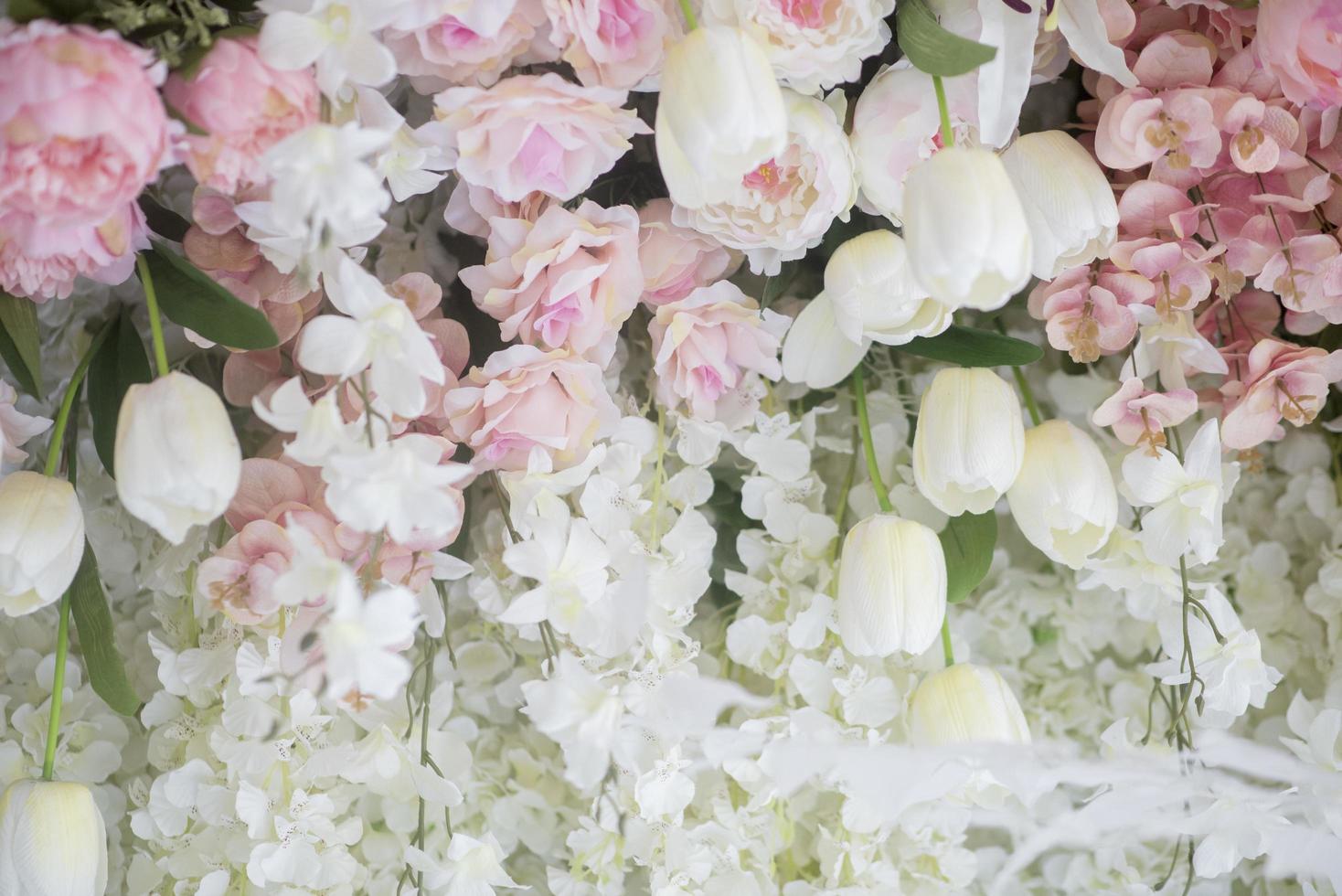 Hochzeitskulisse mit Blumen- und Hochzeitsdekoration foto