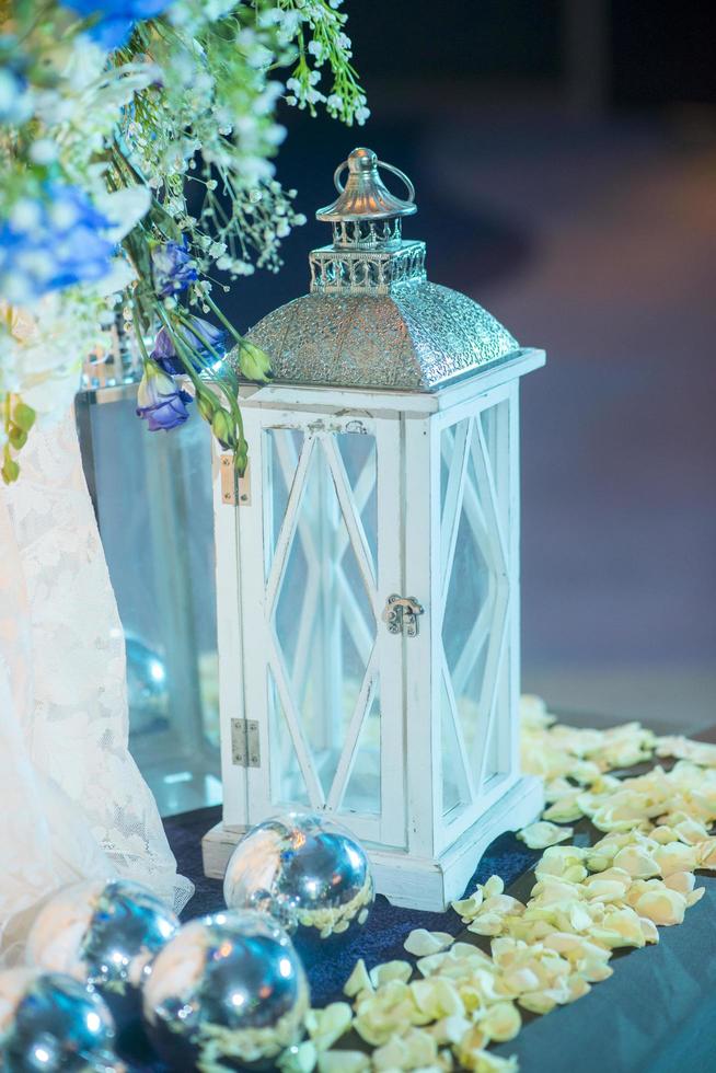 Hochzeitskulisse mit Blumen- und Hochzeitsdekoration foto