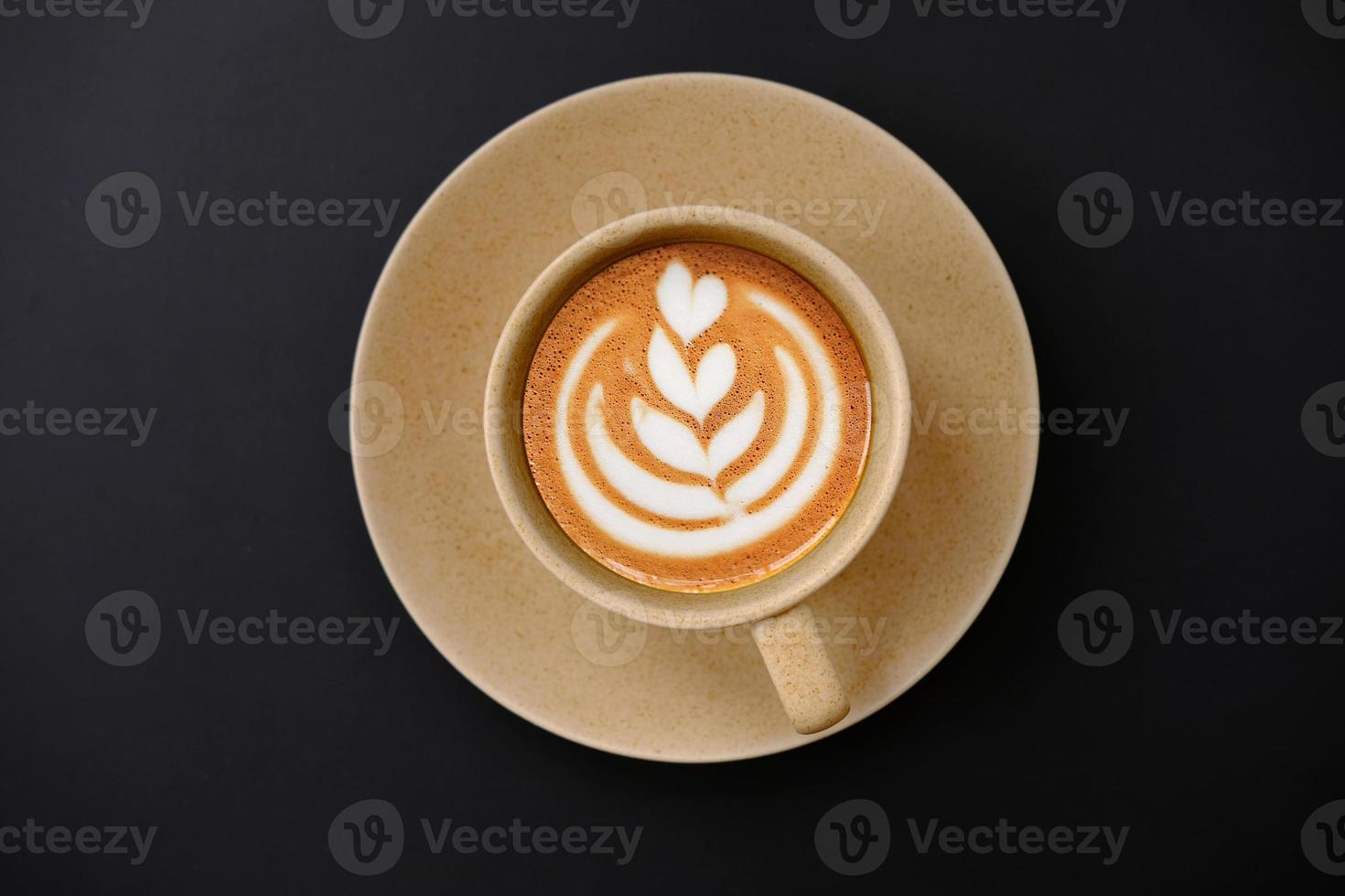 Kaffeetasse auf Tischhintergrund und Kaffee am Morgen foto