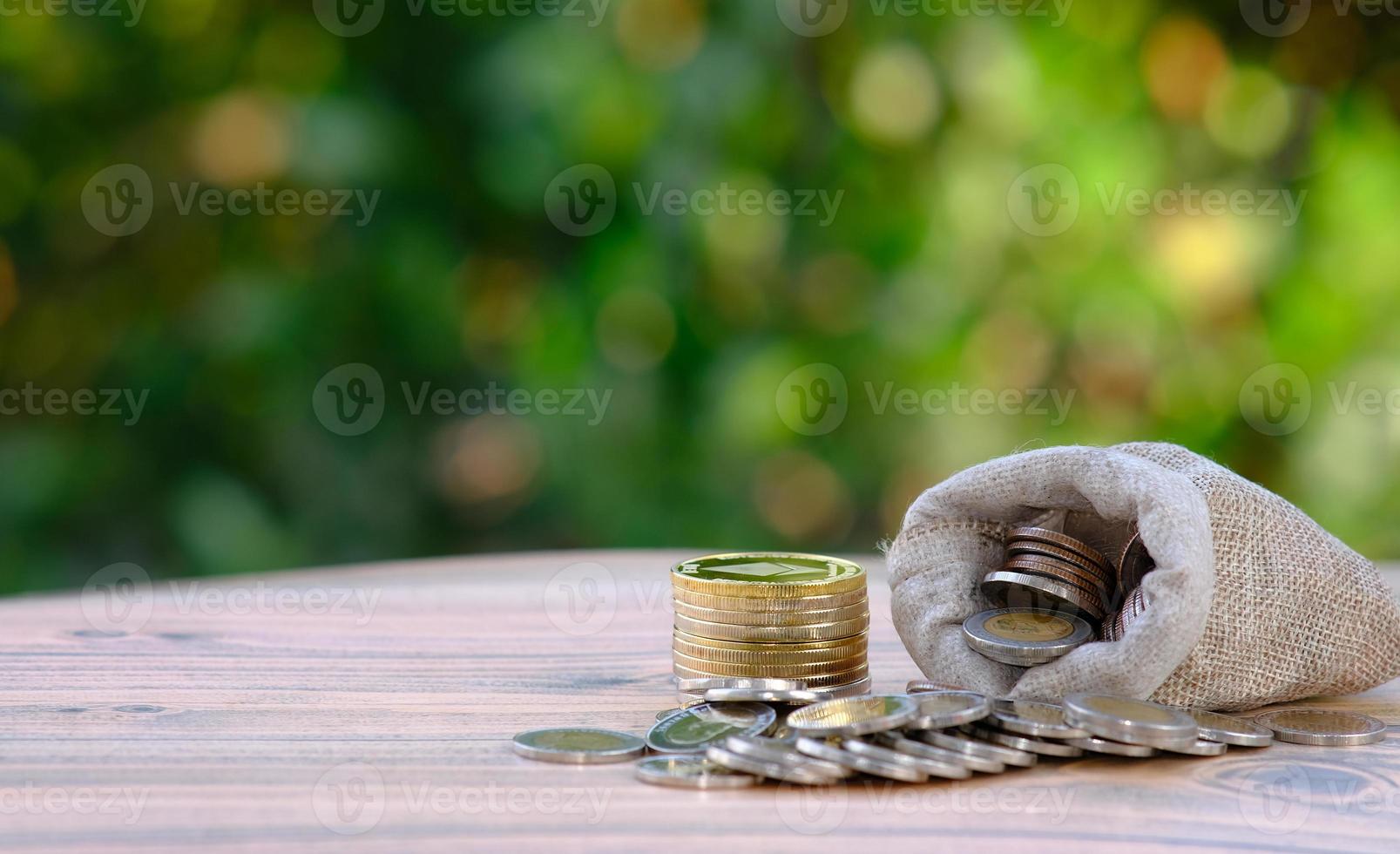 Geld sparen Konzept, Münzen auf Tischhintergrund stapeln, Werbemünzen für Finanzen und Banken foto