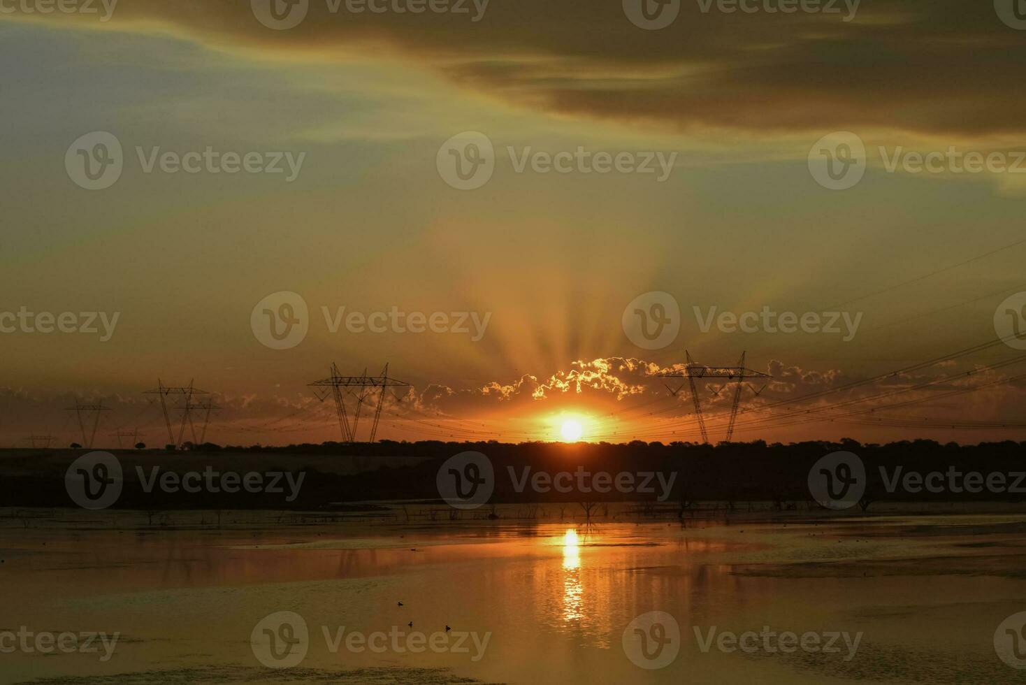 Sonnenstrahlen beim Sonnenuntergang, im Pampas Landschaft, Patagonien Argentinien foto