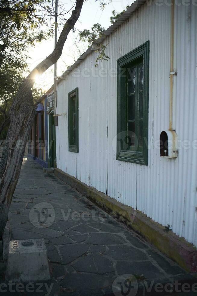 malerisch typisch Konstruktion im das Stadt, Dorf von puerto Pyramiden, Halbinsel Valdes, chubut Provinz, Patagonien, Argentinien. foto